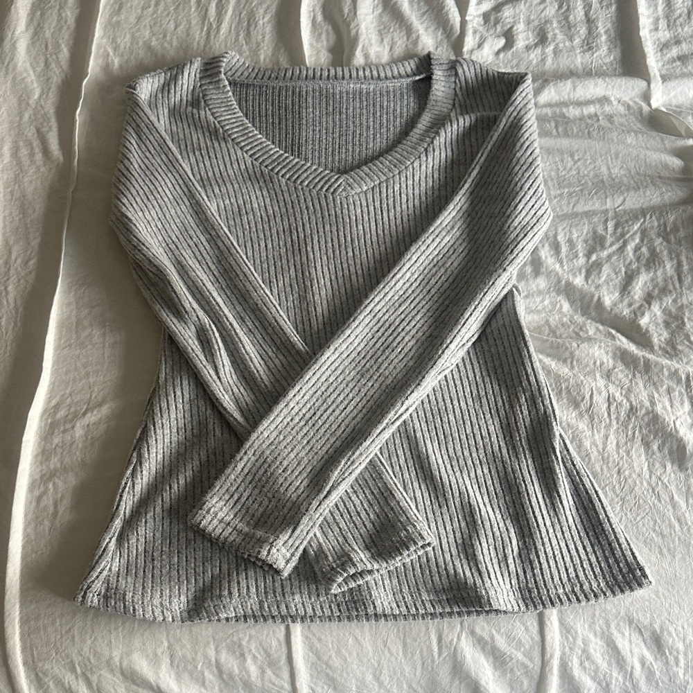 SHEIN Light Gray Ribbed V-Neck Sweater